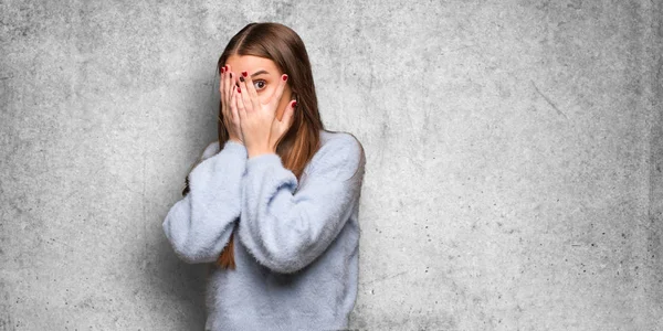 Unga Kaukasiska Kvinna Känner Sig Orolig Och Rädd — Stockfoto