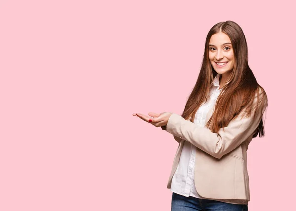 Unga Kaukasiska Affärskvinna Höll Något Med Händer — Stockfoto