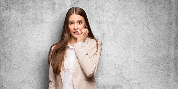 Unga Kaukasiska Affärskvinna Bita Naglarna Nervös Och Mycket Orolig — Stockfoto