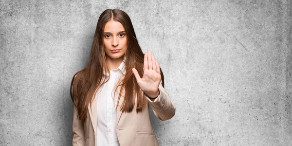 Unga Kaukasiska Affärskvinna Sätter Handen Framför — Stockfoto
