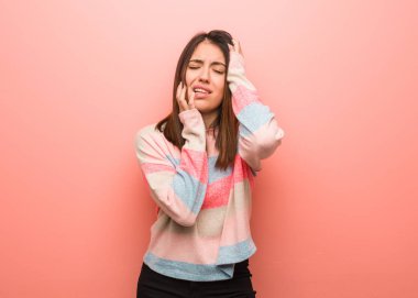 Genç sevimli kadın çaresiz ve üzgün