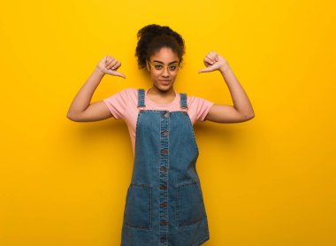 İşaret parmakları, örnek takip etmek genç siyah Afrika kökenli Amerikalı kız mavi gözler