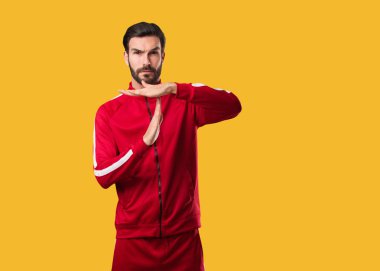 Bir zaman aşımı jest yapan genç fitness erkek