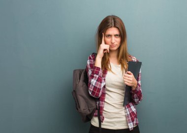 Genç öğrenci Rus kadının bir konsantrasyon jest yapması