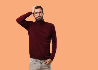 Boğulmuş ve endişeli doğal delikanlı