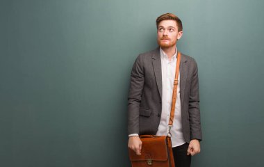 Genç redhead iş adamı hedefleri ve amaçları ulaşmanın hayal