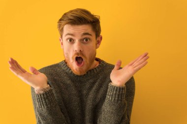 Şaşırttı ve şok genç Kızıl saçlı adam yüz portre