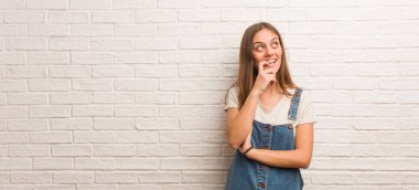 Bir kopya boşluk bakarak bir şey hakkında düşünme genç hipster kadın rahat