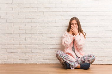 Şaşırttı ve şok pijama giymiş genç kadın