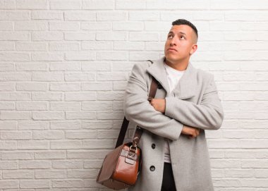 Yorgun ve bıkkın genç latin iş adamı