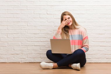 Aynı zamanda utandım ve gülen oturan genç Rus öğrenci kadın