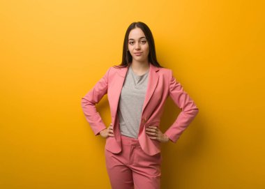 Genç modern iş kadın kalça üzerinde elleriyle