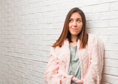 Bir fikir düşünmeye pijama giymiş genç kadın