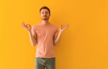 Yoga yapmak genç Kızıl saçlı adam