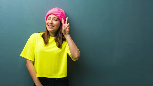 Joven Mujer Moderna Divertida Feliz Haciendo Gesto Victoria —  Fotos de Stock