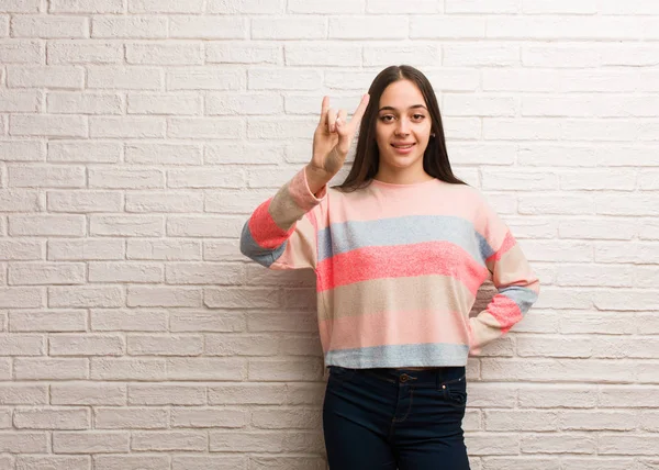 Jonge Moderne Vrouw Doen Een Rock Gebaar — Stockfoto