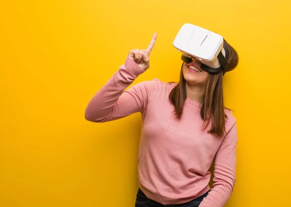 Joven Linda Mujer Usando Una Realidad Virtual Googles Mostrando Número — Foto de Stock