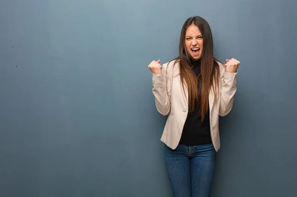 Junge Geschäftsfrau Überrascht Und Schockiert — Stockfoto