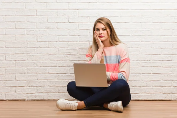 Jonge Russische Student Vrouw Zitten Moe Erg Slaperig — Stockfoto