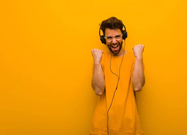 Jovem Ouvindo Música Surpreso Chocado — Fotografia de Stock