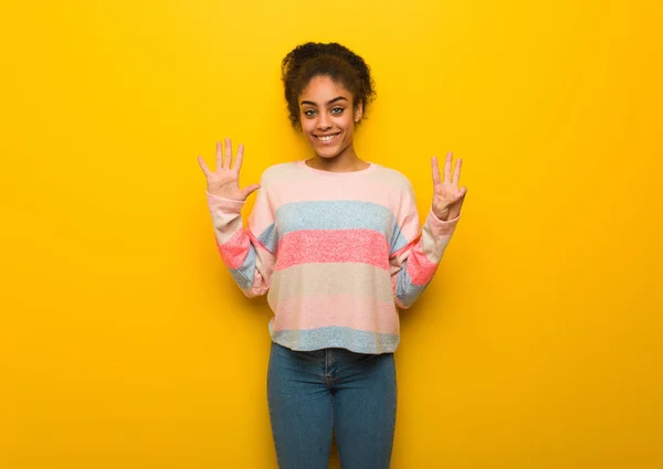 Young Black African American Girl Blue Eyes Showing Number Eight — Stock Photo, Image