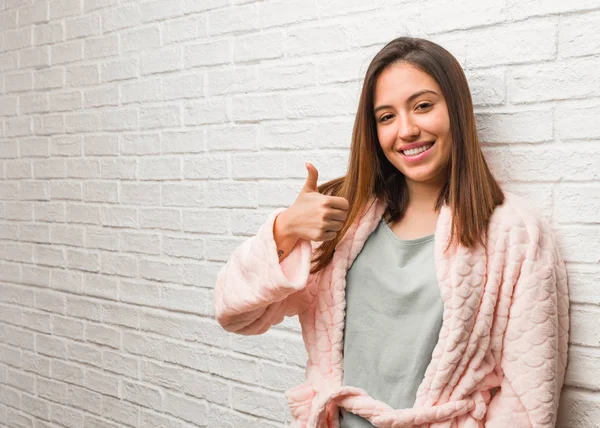 Jonge Vrouw Dragen Pyjama Glimlachend Het Verhogen Van Duim Omhoog — Stockfoto