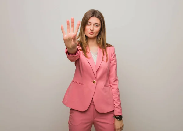 Fiatal Üzleti Orosz Lány Találat Negyedik — Stock Fotó