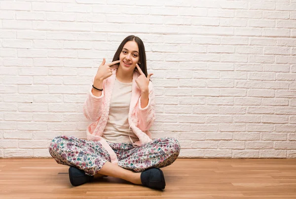 Jonge Vrouw Het Dragen Van Pyjama Glimlacht Wijzen Van Mond — Stockfoto