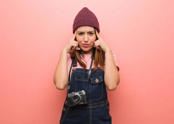 Junge Süße Fotografin Macht Eine Konzentrationsgeste — Stockfoto