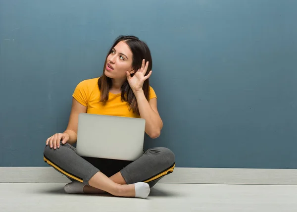Jonge Vrouw Zittend Vloer Met Een Laptop Probeert Luisteren Een — Stockfoto