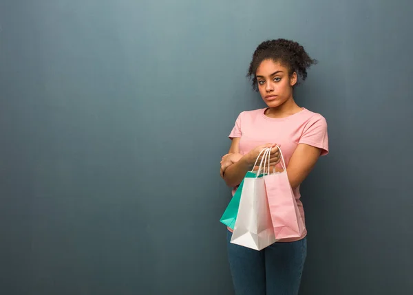 Uma Jovem Negra Olhar Frente Ela Está Segurando Sacos Compras — Fotografia de Stock