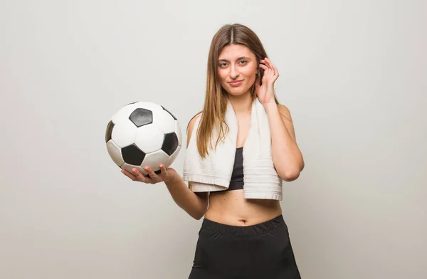 Junge Fitness Russin Die Ohren Mit Händen Bedeckt Einen Fußballball — Stockfoto