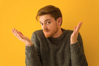 Genç Kızıl saçlı adam yüz closeup karışık ve şüpheli