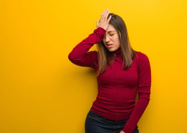 Genç entelektüel kadın unutkan, bir şey fark