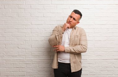 Genç latin dostum kopya alanı seyir bir şey hakkında rahat düşünme