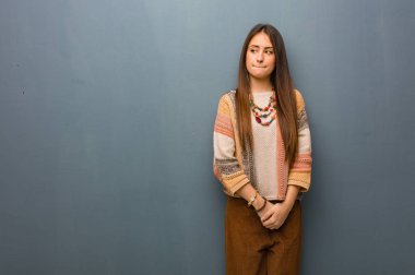 Genç hippi kadın hakkında bir fikir düşünüyorum