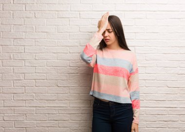 Genç modern kadın unutkan, bir şey fark