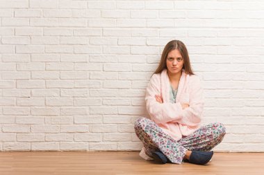 Pijama geçiş silah giyen genç kadın rahat