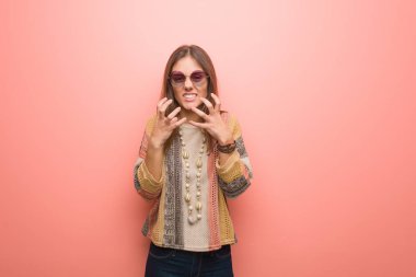 Kızgın ve üzgündüm pembe genç hippi kadını