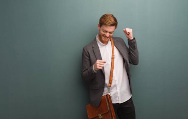 Dans ve having fun genç redhead iş adamı