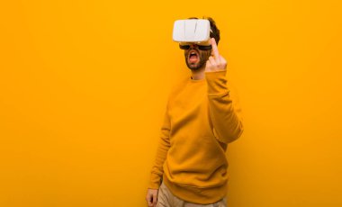 Sanal gerçeklik gözlüğü takan genç adam.