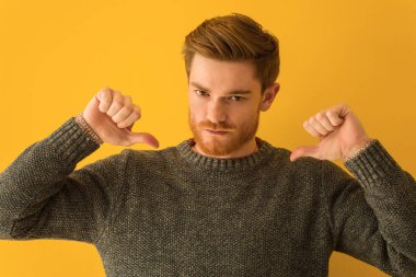 Parmakları, işaret genç Kızıl saçlı adam yüz closeup örnek takip etmek