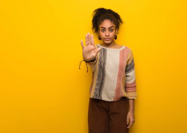 Genç Afro-Amerikan kız mavi gözleri önünde el koyarak siyah.