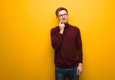 Şüphe ve karışık bir genç adam akıllı