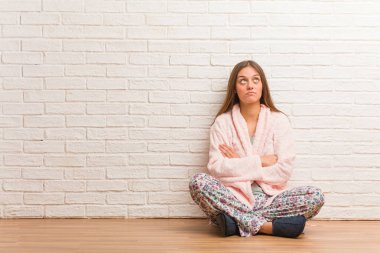 Yorgun ve bıkkın pijama giymiş genç kadın