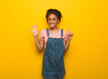 Gösterilen mavi gözlü genç siyah Afrika kökenli Amerikalı kız 6 numara