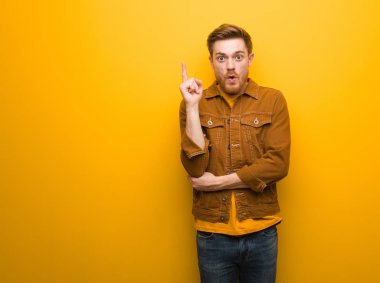 Harika bir fikir, yaratıcılık kavramı olan genç Kızıl saçlı adam