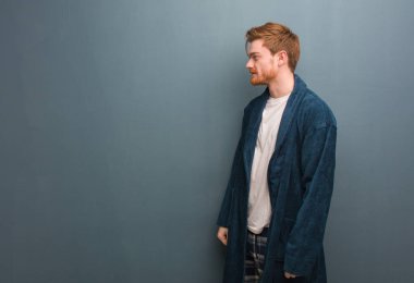 Pijama tarafındaki cepheye arıyorum genç Kızıl saçlı adam