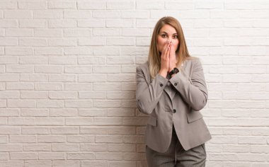 Genç Rus iş kadını bir spyglass jest yapma