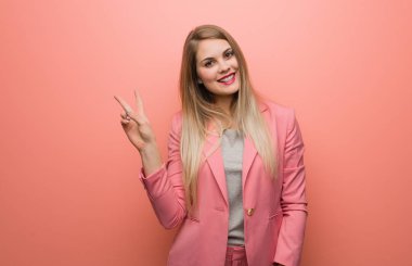 Zafer bir jesti yapıyor pijama giymiş genç Rus kadın